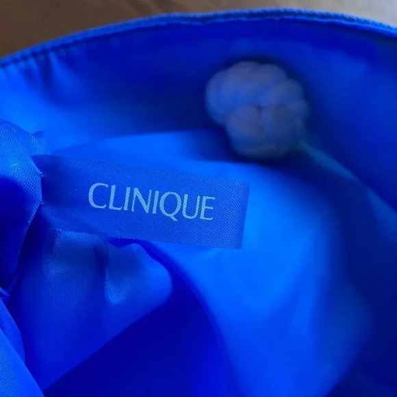 CLINIQUE Canvas Striped White, Yellow and Blue Beach Bag/Tote - Picture 4 of 11